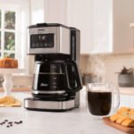 Cafetera programable de 12 tazas con pantalla táctil Oster BVSTDC4403 - Imagen 5